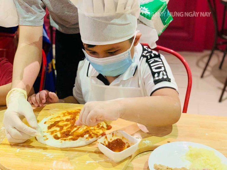 Doughworkz – Learning, making Pizza together with kids